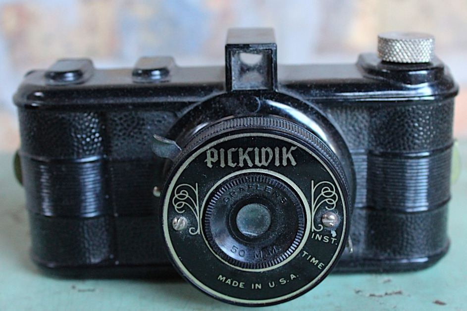 Pickwik Miniature Bakelite Camera by Monarch MFG Co., c. 1940